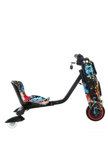 لعبة سكوتر دريفت كهربائي صغير، يتحمل حتى 80 كيلوغرامًا، مع دواسة عالية الطاقة 36 فولت، 250 واط، ومجهز بـ 3 عجلات وملحقات أمان.